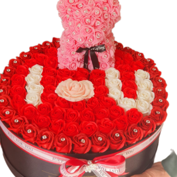 Cutie gigant cu trandafiri de săpun parfumați si ursulet cu trandafiri din spuma